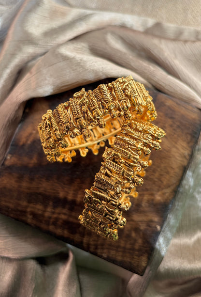 Gajra Sculpture Temple Bangle Set